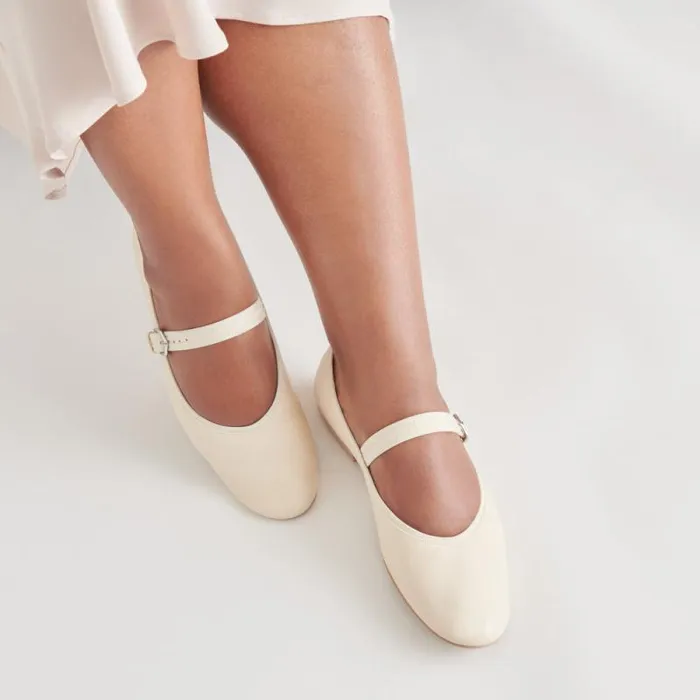 Dolce Vita Roslyn Ballet Flats Creme Leather Women Flats and Loafers