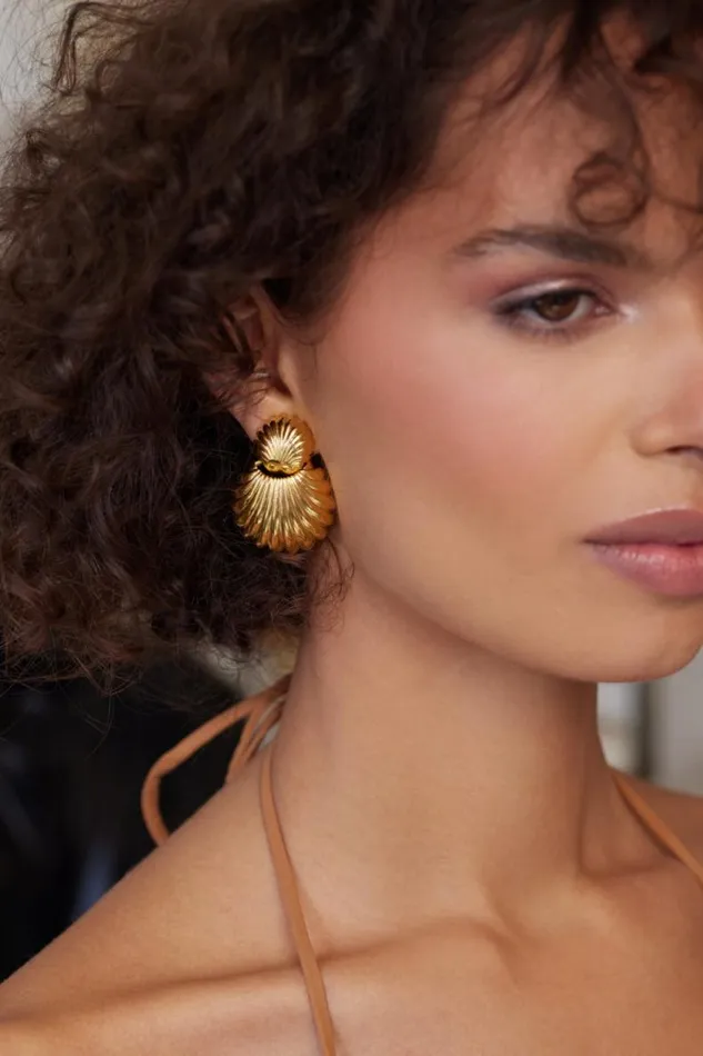 Kenneth Jay Lane Metallic Finish Earrings Women Gold Seashell Clip Earrings Kenneth Jay Lane Metallic Finish Earrings Women Gold Seashell Clip Earrings