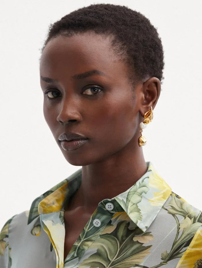 Women Abstract Leaf Pearl Drop Earrings Gold Oscar De La Renta Earrings Women Abstract Leaf Pearl Drop Earrings Gold Oscar De La Renta Earrings